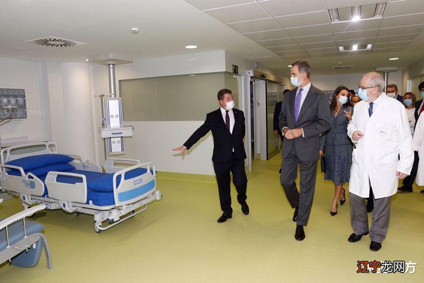 西班牙国王和王后出席医院开幕礼 莱蒂齐亚简约着装优雅得体