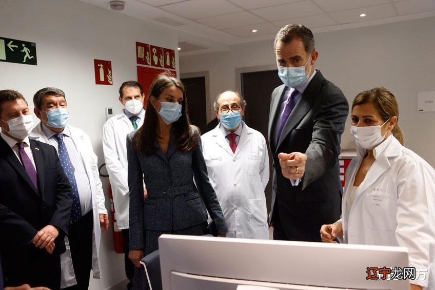 西班牙国王和王后出席医院开幕礼 莱蒂齐亚简约着装优雅得体