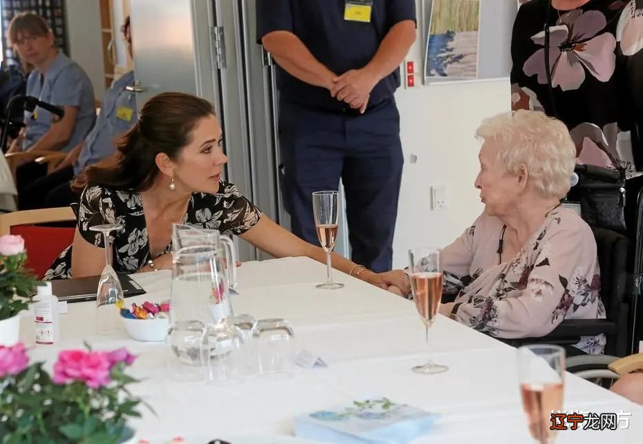 今夏欧洲王室花裙装:莱蒂齐亚身材好 玛丽款式多 安妮公主最有范