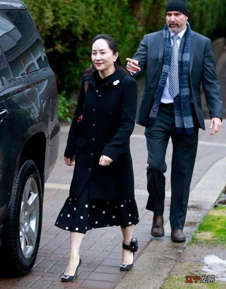 看了50岁孟晚舟的穿搭，我才发现：大衣不配丝袜、打底裤，更优雅