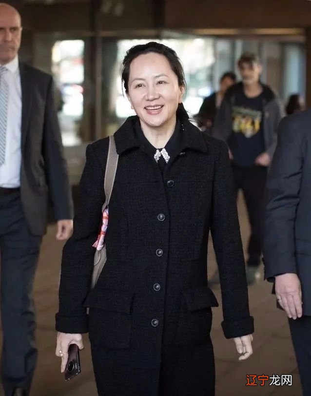 看了50岁孟晚舟的穿搭，我才发现：大衣不配丝袜、打底裤，更优雅