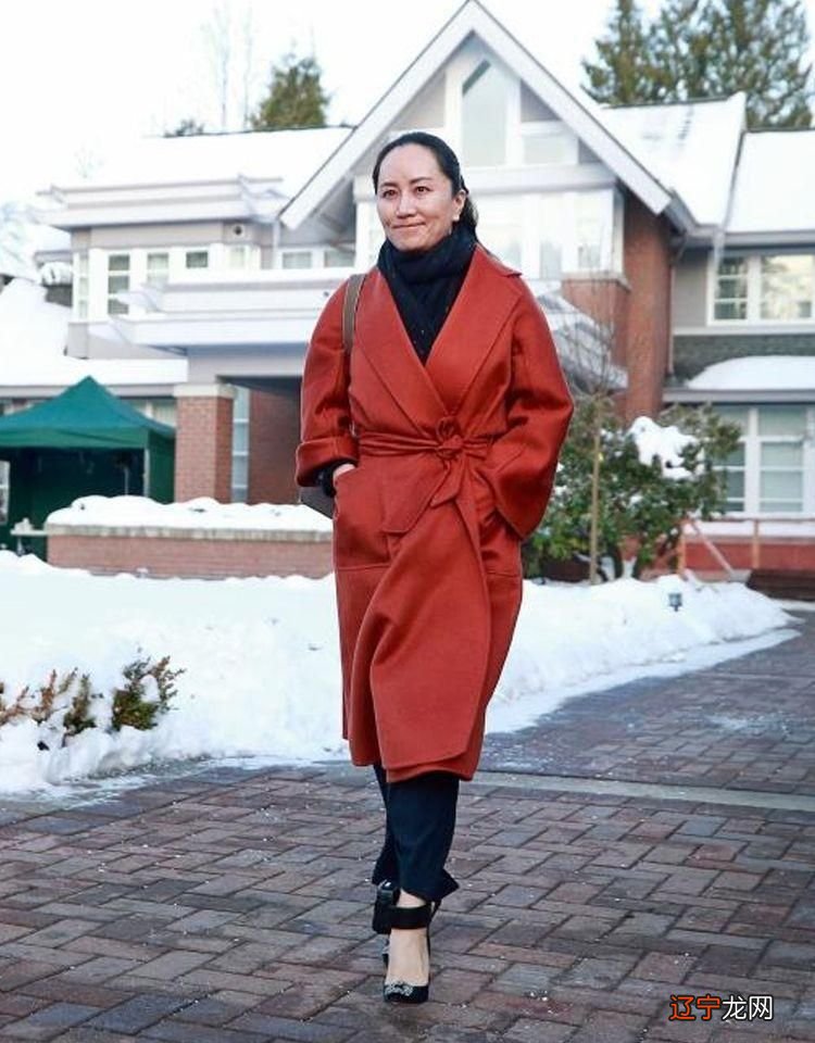 看了50岁孟晚舟的穿搭，我才发现：大衣不配丝袜、打底裤，更优雅