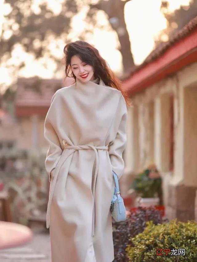 精致大气的女人:穿基础色和基础款衣服,轻松提升气质变得洋气