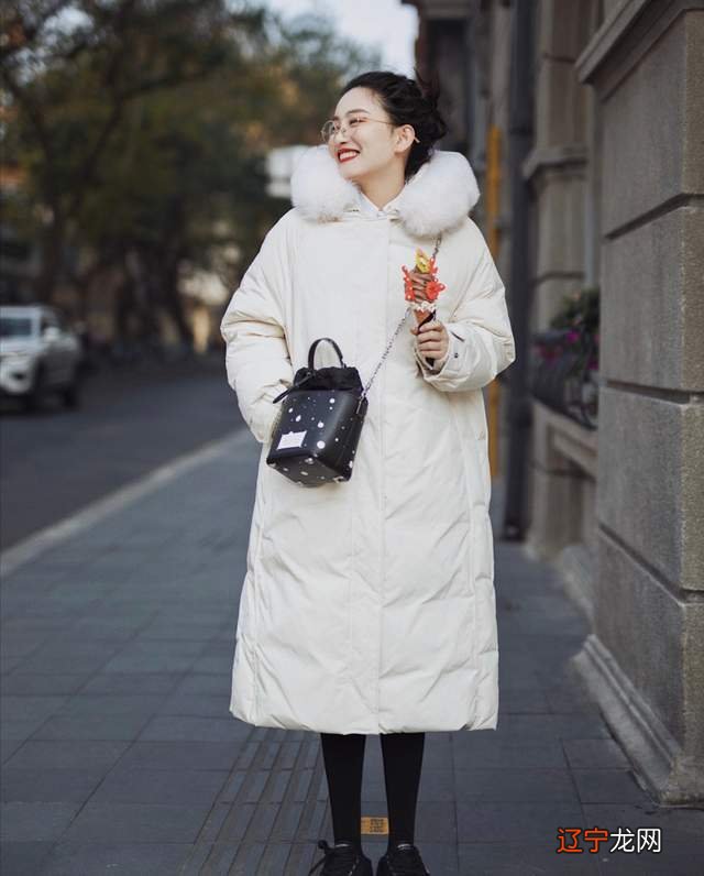 白色羽绒服保暖又减龄,学会这样配裤装,一周穿搭不重样