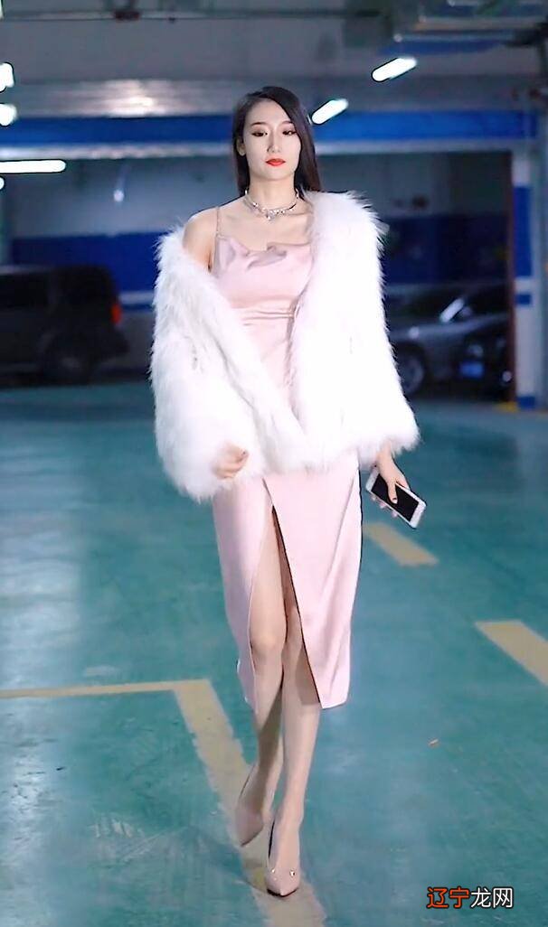 街拍网红皮草外套，穿上皮草更有“精致花瓶”般的唯美