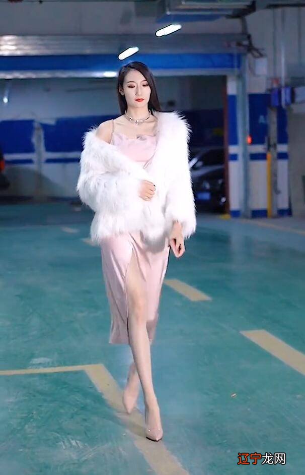 街拍网红皮草外套，穿上皮草更有“精致花瓶”般的唯美