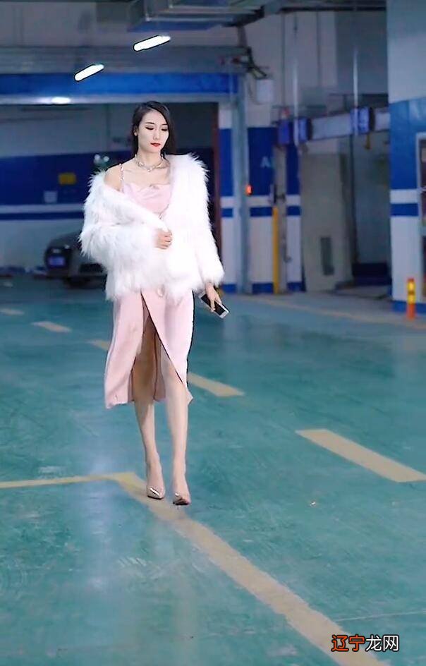 街拍网红皮草外套，穿上皮草更有“精致花瓶”般的唯美