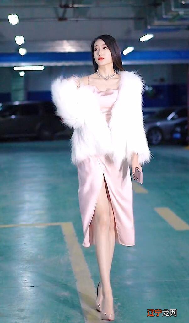 街拍网红皮草外套，穿上皮草更有“精致花瓶”般的唯美