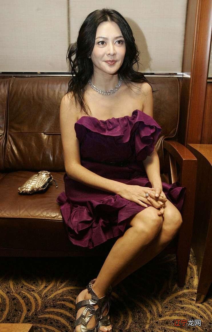 黑皮原来也这么美，关之琳穿白裙都很抢镜，肤色不白反而更高级