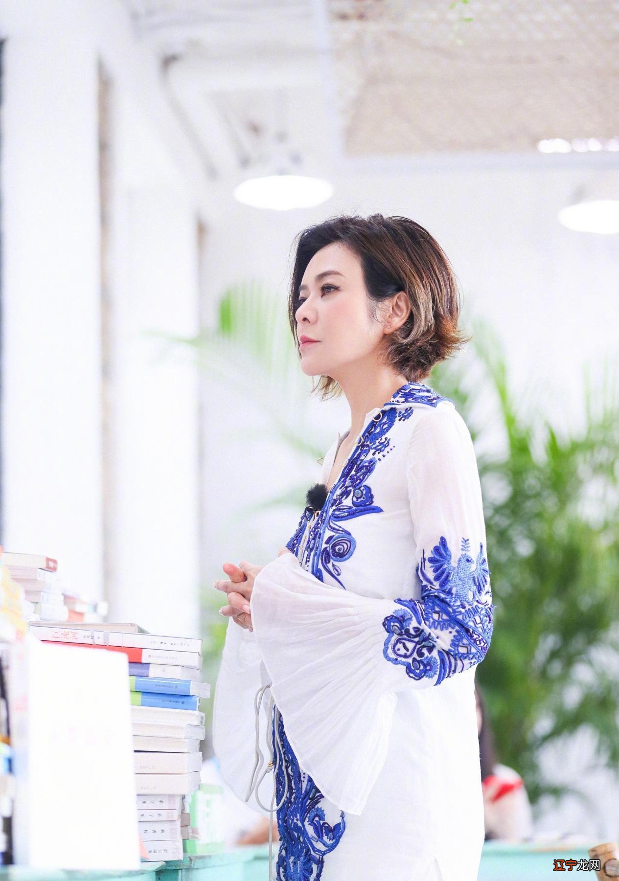 黑皮原来也这么美，关之琳穿白裙都很抢镜，肤色不白反而更高级