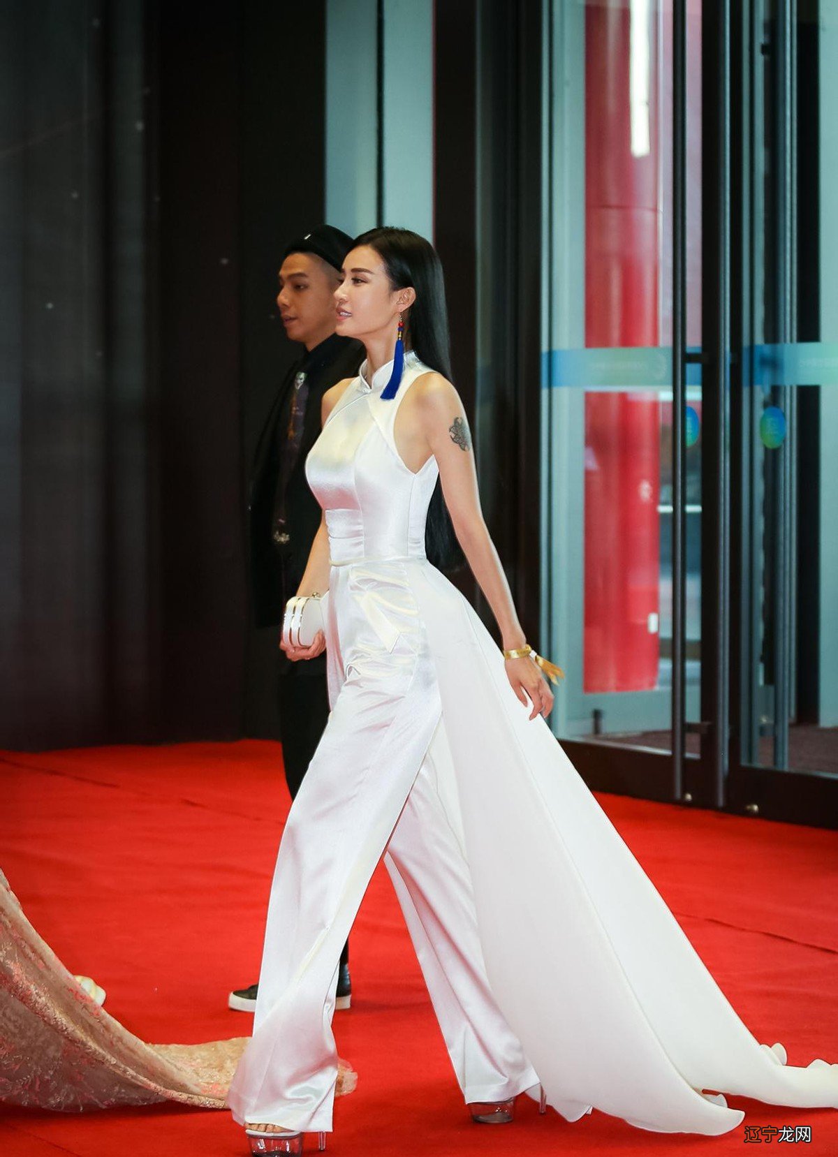 母其弥雅的身材没谁了,腰细腿长还有肉,看不出已经30多了