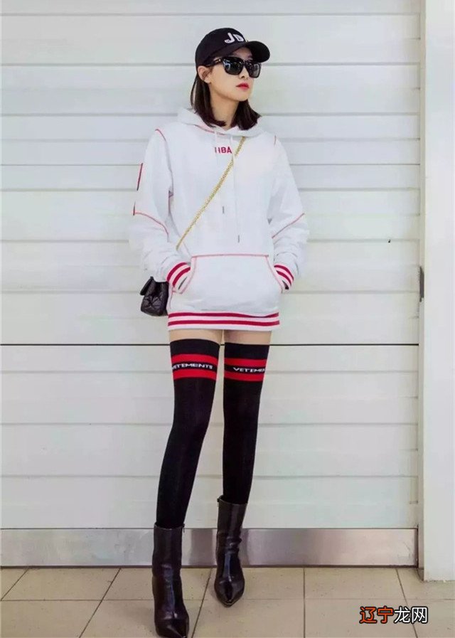满大街的卫衣，秋天怎么穿才出众？不妨试试这样来搭，回头率超高