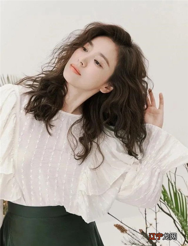 40岁女人头发不要剪太短,今年流行这3款发型,好看减龄又显气质