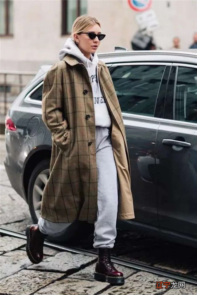 秋天穿风衣,最好别配打底裤!推荐这4种“内搭”,时髦不易撞衫