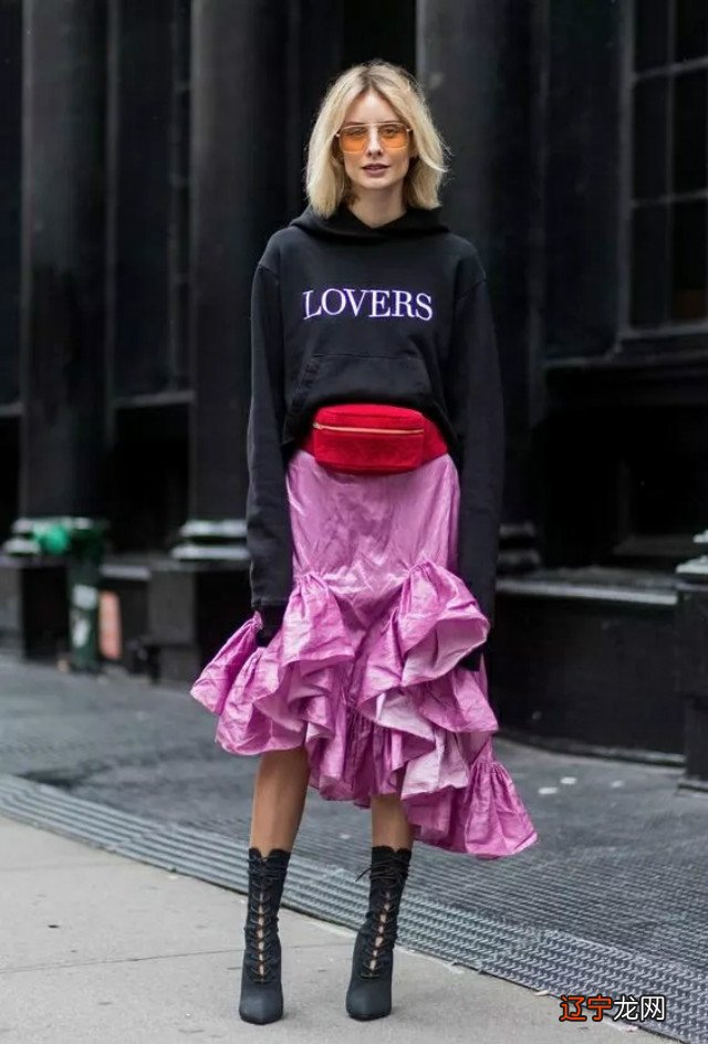 最近火了一种穿法叫“短卫衣+靴子”,青春时尚又显高,谁穿谁美