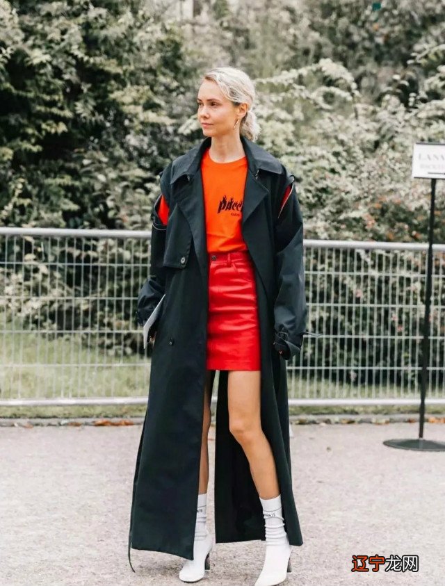 最近火了一种穿法叫“短卫衣+靴子”,青春时尚又显高,谁穿谁美
