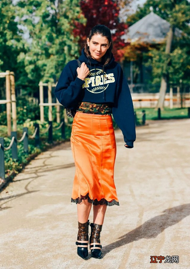 最近火了一种穿法叫“短卫衣+靴子”,青春时尚又显高,谁穿谁美