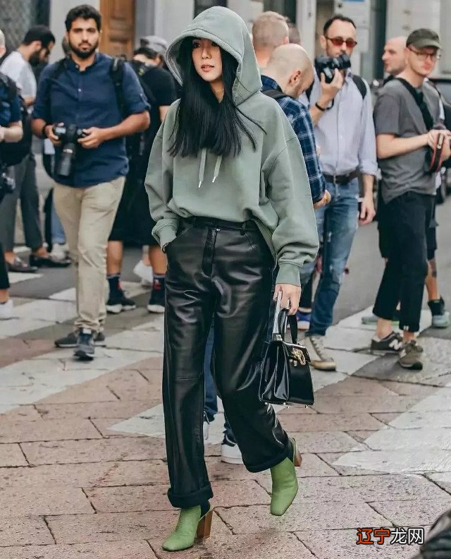 最近火了一种穿法叫“短卫衣+靴子”,青春时尚又显高,谁穿谁美