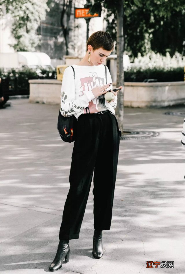 最近火了一种穿法叫“短卫衣+靴子”,青春时尚又显高,谁穿谁美