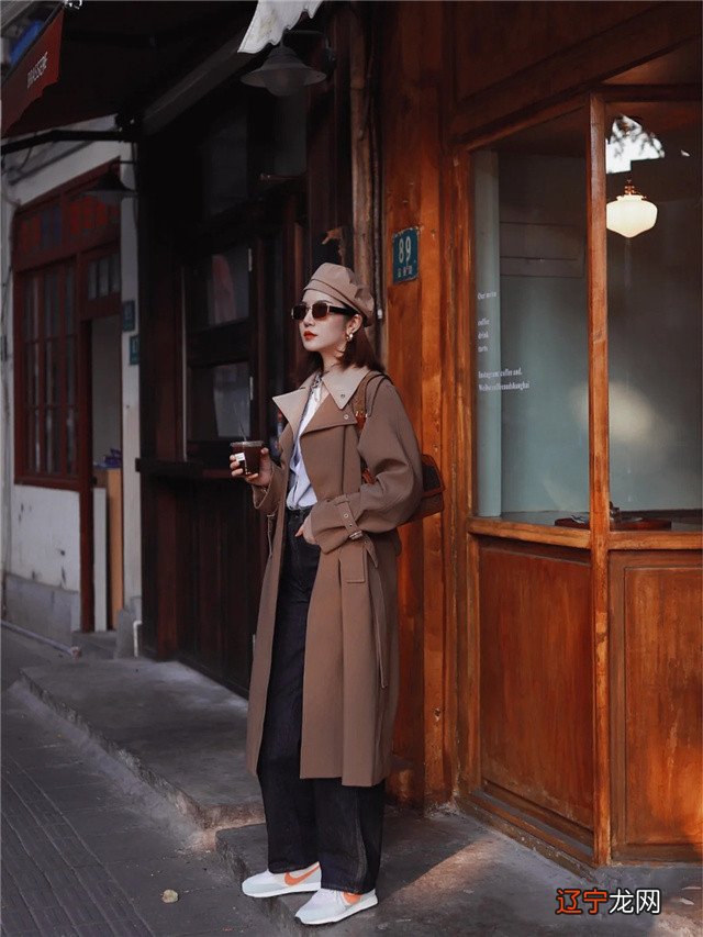 穿风衣时，挑对颜色很关键，建议多穿这3种“高级色”，时髦好看