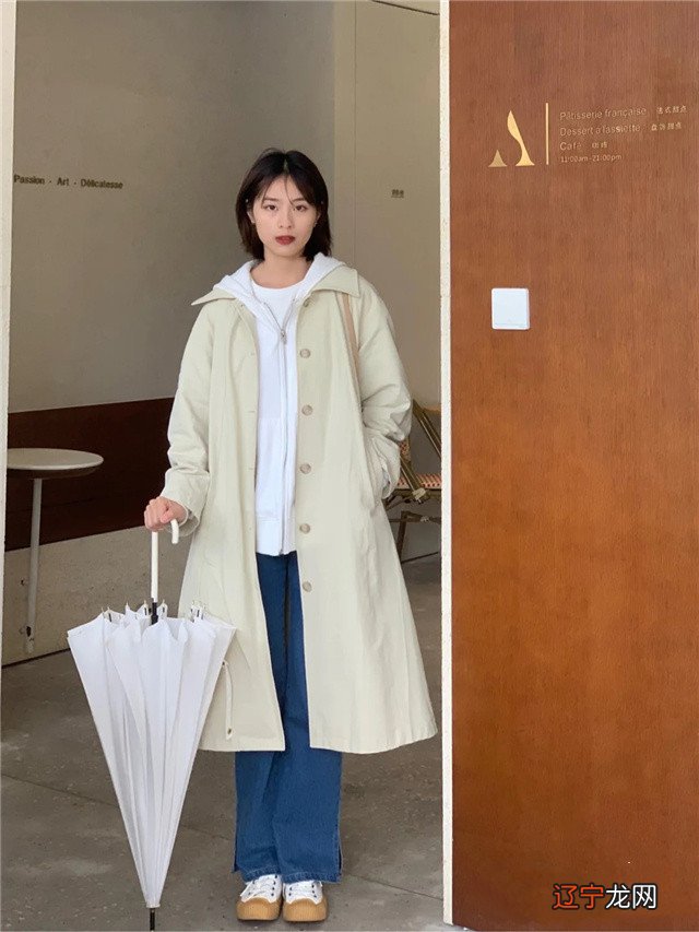 穿风衣时，挑对颜色很关键，建议多穿这3种“高级色”，时髦好看