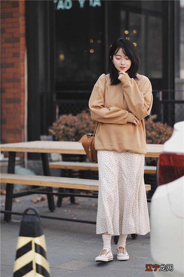 秋天不一定要穿风衣、大衣，瞧今年的“卫衣”，配裙子洋气又百搭
