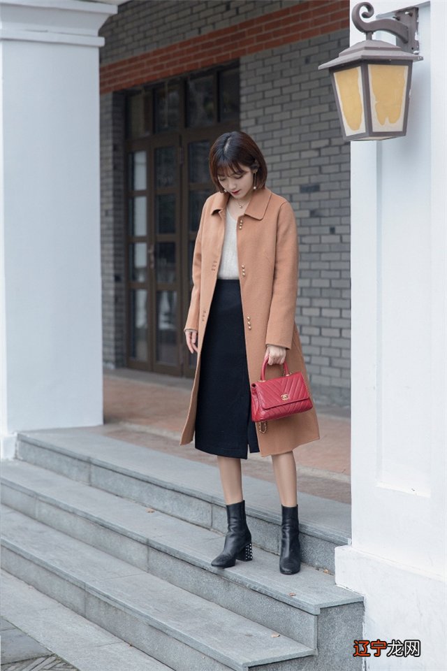 今年大火的“半身裙”，配大衣优雅又高级，适合腿粗、臀肥的女人