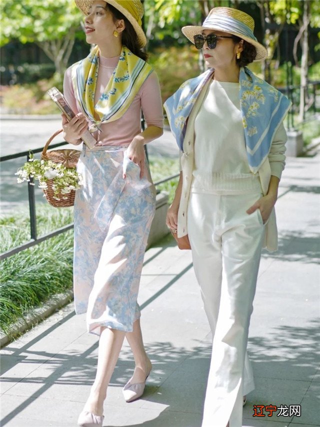 这对“母女”的夏日穿搭太美了，女儿精致妈妈高级，美得真惊艳！