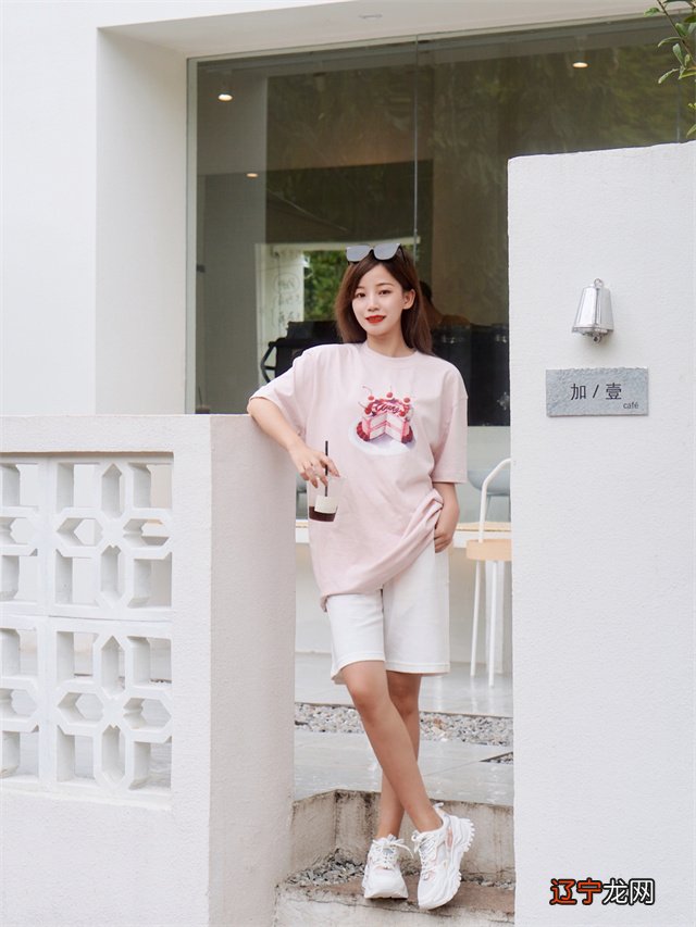 夏天的T恤，建议多选这3种“显白色”，衬肤又飙气质，拍照超上镜