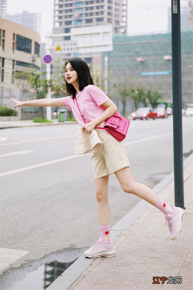 夏天的T恤，建议多选这3种“显白色”，衬肤又飙气质，拍照超上镜