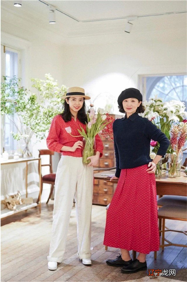 2021三木又放大招了,一身喜庆色+高级色,时髦混搭学她准美