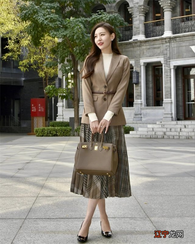 女人一旦过了50岁，穿裙要谨记“3要3不要”法则，会更优雅有气质