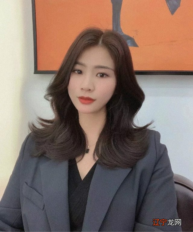 女人过了40岁,头发不要剪太短,今年流行这3种齐肩卷,时髦减龄