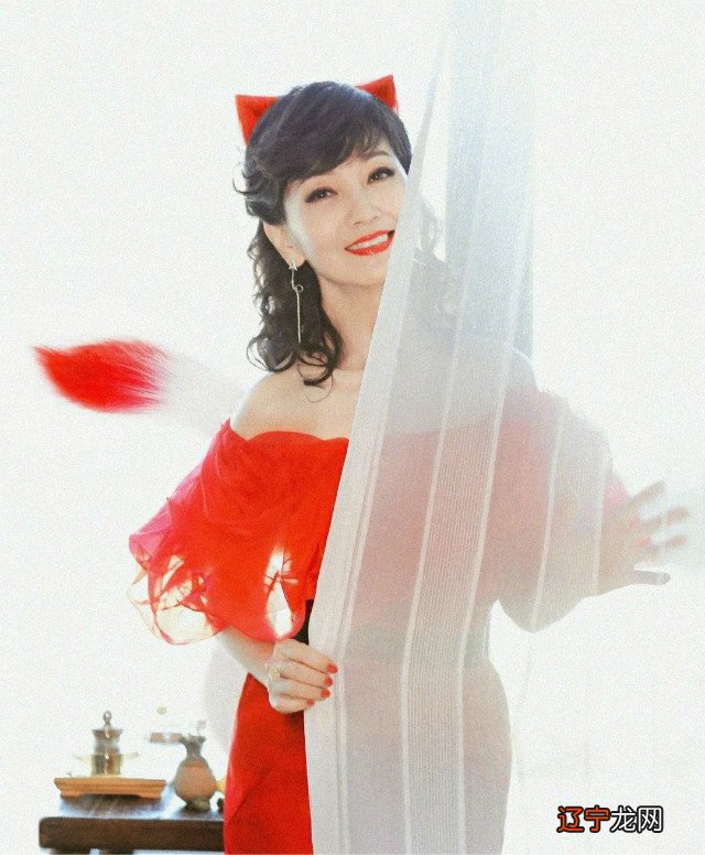 女人过了40岁,头发不要剪太短,今年流行这3种齐肩卷,时髦减龄