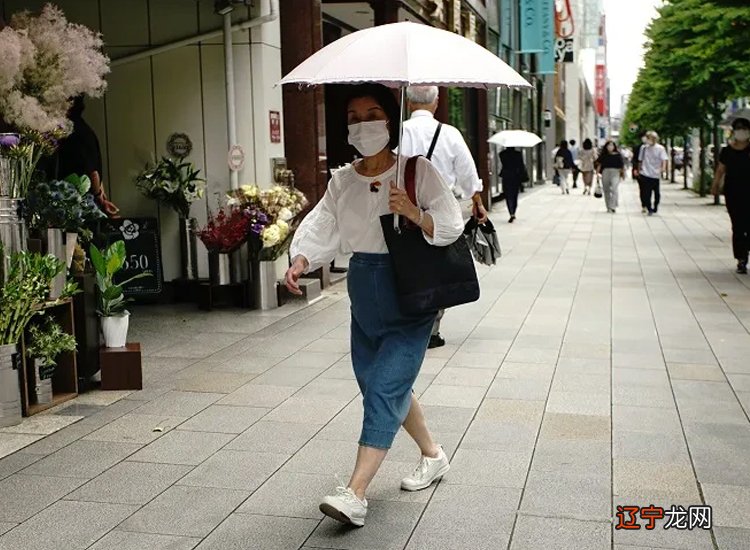 三伏将至，老年人如何穿衣？看日本街头的“解暑穿搭”，清爽减龄