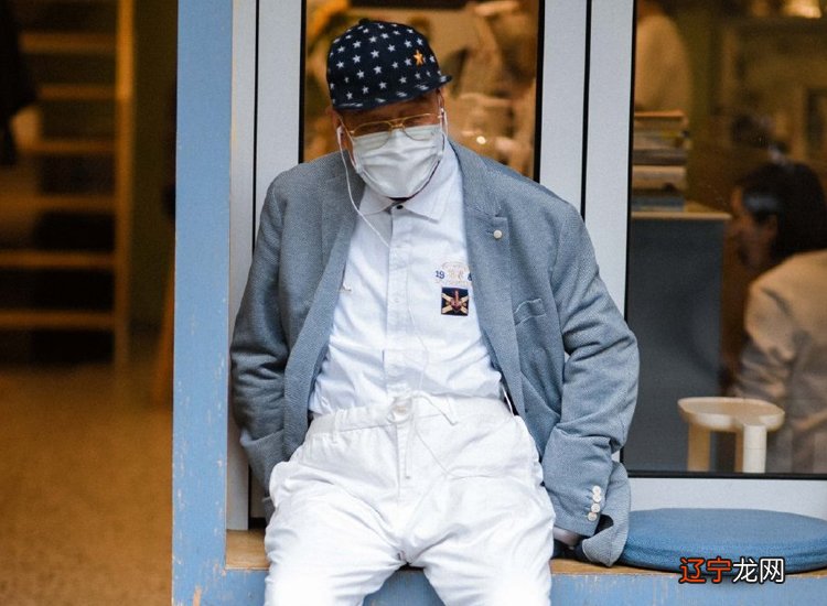 上海街头6、70岁的老大爷,爱穿大牌爱扮酷,比小伙子还时髦