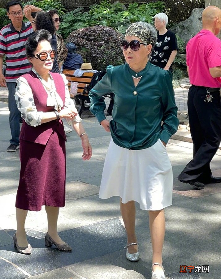 秋意渐浓,老年人怎么穿好看?瞧上海阿婆“衬衣+裙子”,好精致