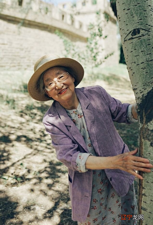 83岁中国奶奶与孙女共享衣橱，穿搭温柔治愈又时尚，突然不怕老了