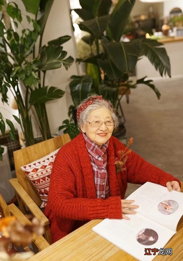 83岁中国奶奶与孙女共享衣橱，穿搭温柔治愈又时尚，突然不怕老了