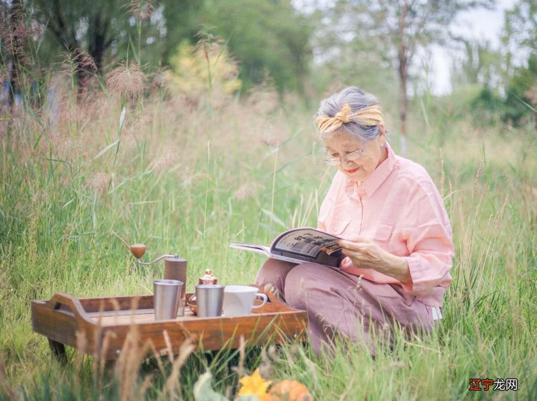 83岁中国奶奶与孙女共享衣橱，穿搭温柔治愈又时尚，突然不怕老了