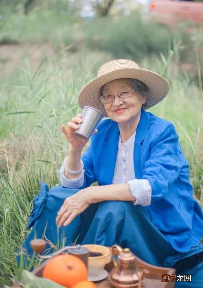 83岁中国奶奶与孙女共享衣橱，穿搭温柔治愈又时尚，突然不怕老了