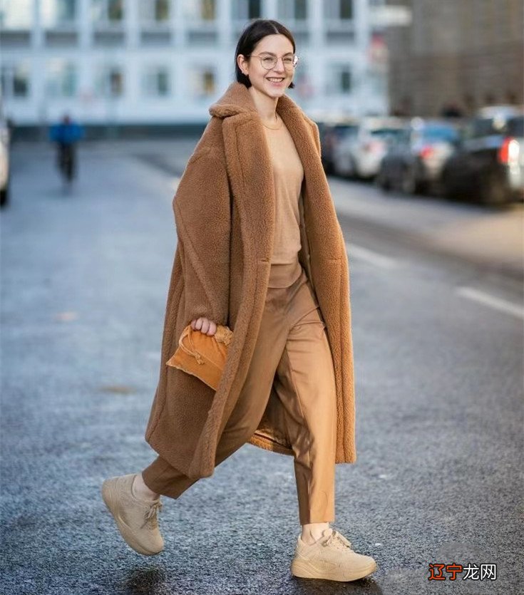 不管穿裙子还是裤子,今年都流行“顺色穿”,简单易学却高级