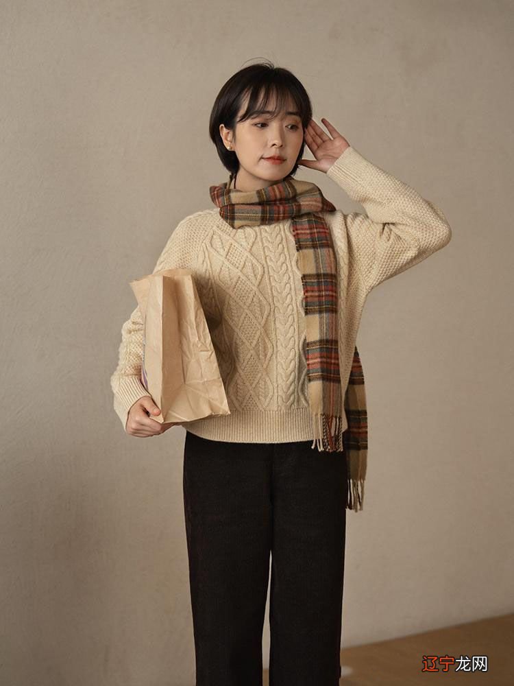 寒冷冬天的毛衣穿搭，学会这3个搭配技巧就够了，温柔时尚显年轻
