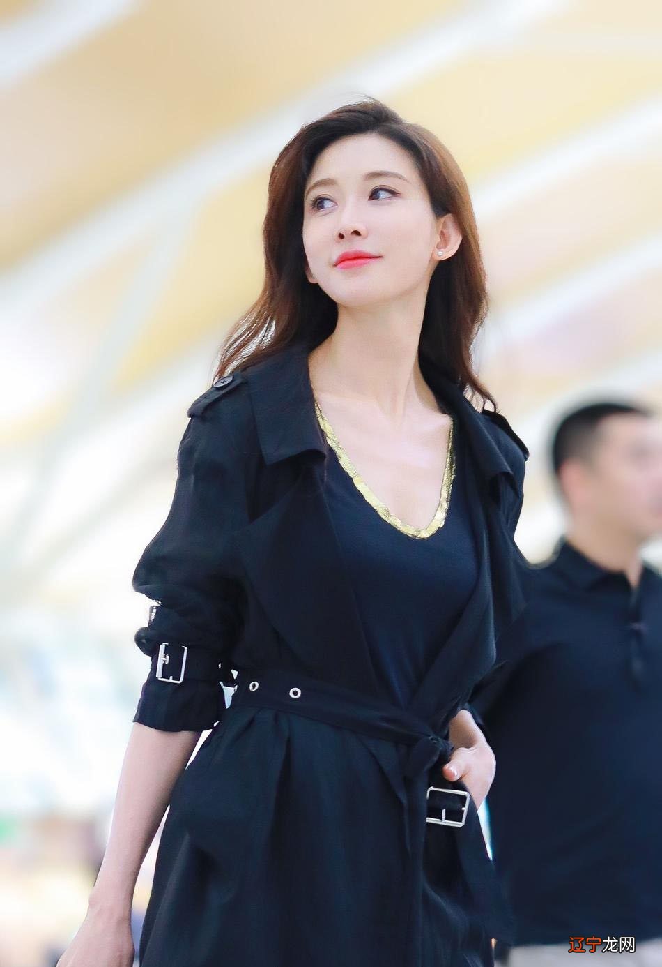 黄黑皮尽量别穿“米色风衣”,今年流行这些颜色,显白干净又洋气