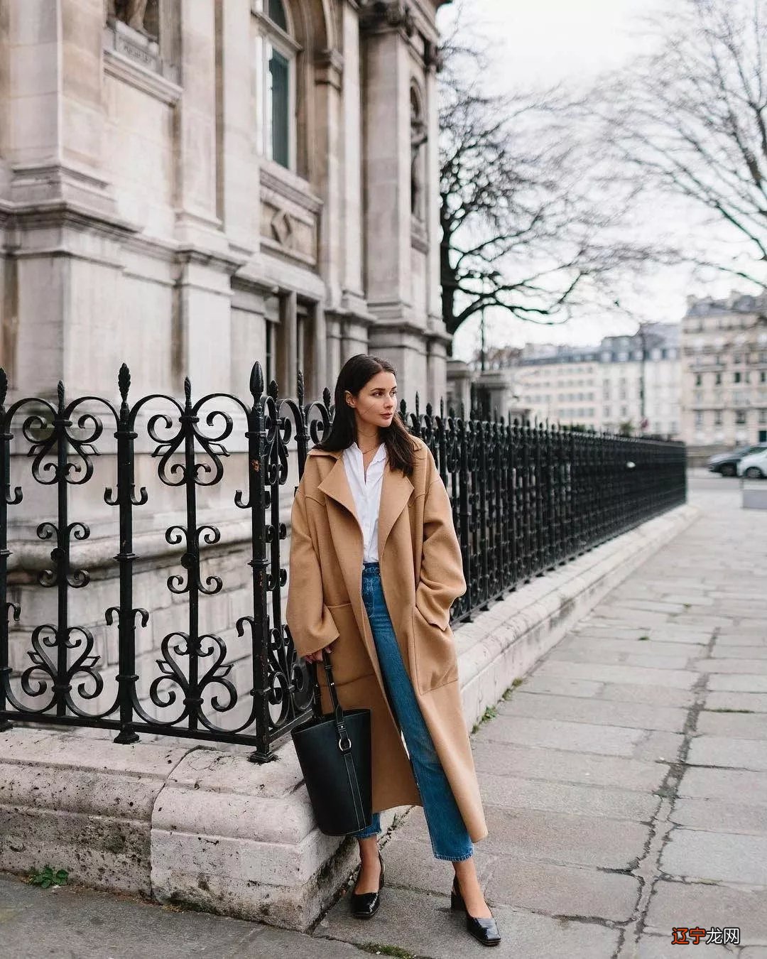 风衣百搭阔腿裤，照着这样穿，街上最贵气的女人，就是你