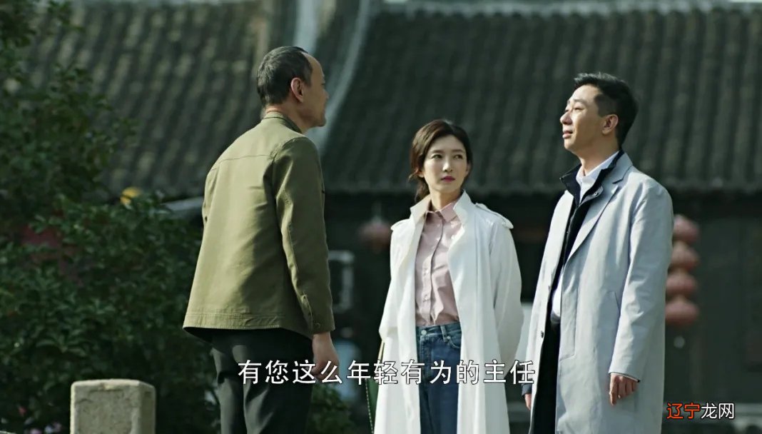 王漫妮请你留意，秋天买风衣“5注意”，让你变黑变老没商量