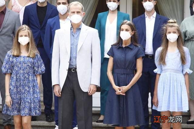 西班牙一家亮相颁奖礼，14岁小公主已超175，洋葱头发型太滑稽