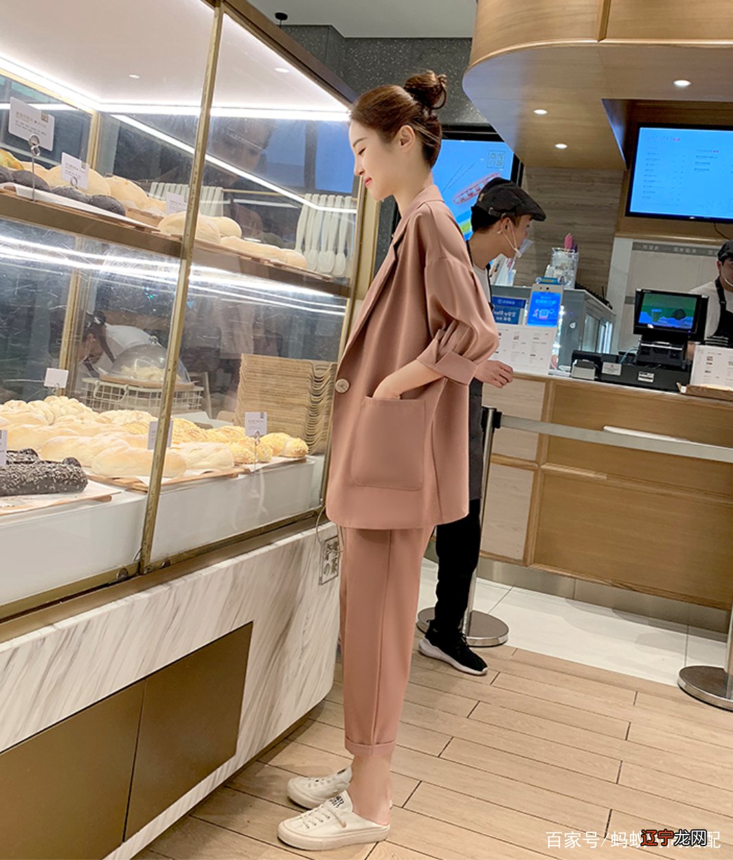 这个夏季别再只会穿裙子了,休闲西服这么穿比裙子还有有女人味