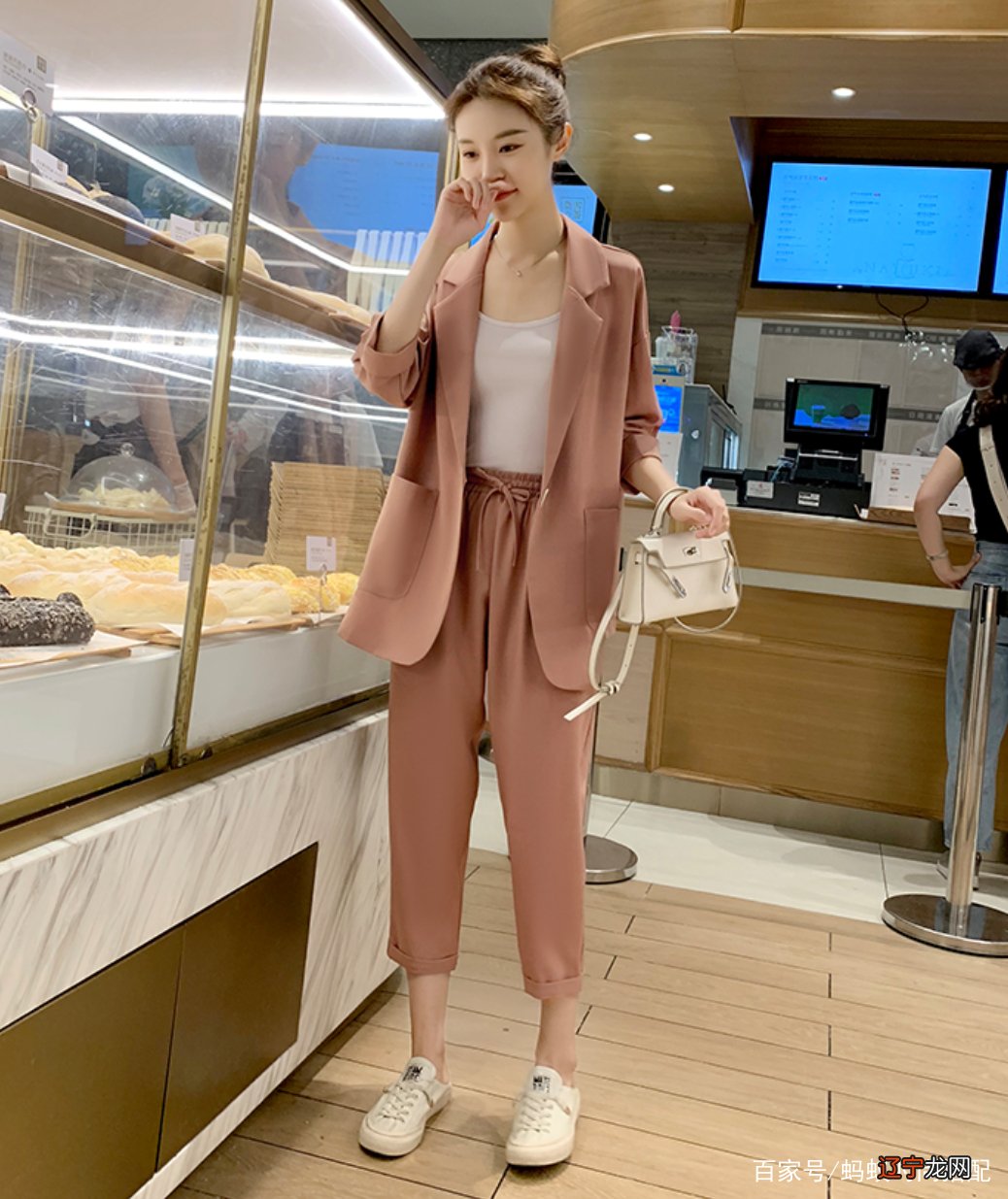 这个夏季别再只会穿裙子了,休闲西服这么穿比裙子还有有女人味