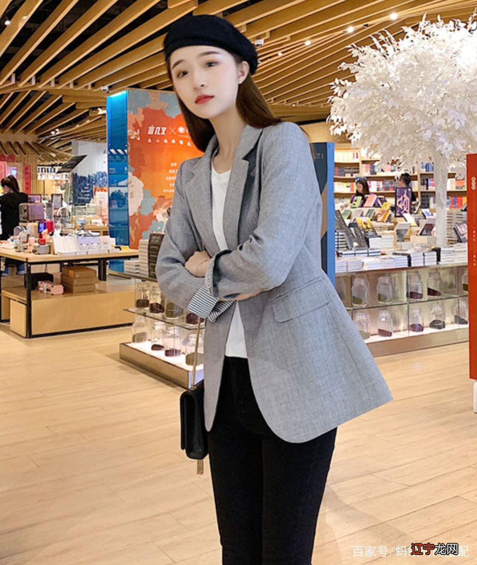 这个夏季别再只会穿裙子了,休闲西服这么穿比裙子还有有女人味